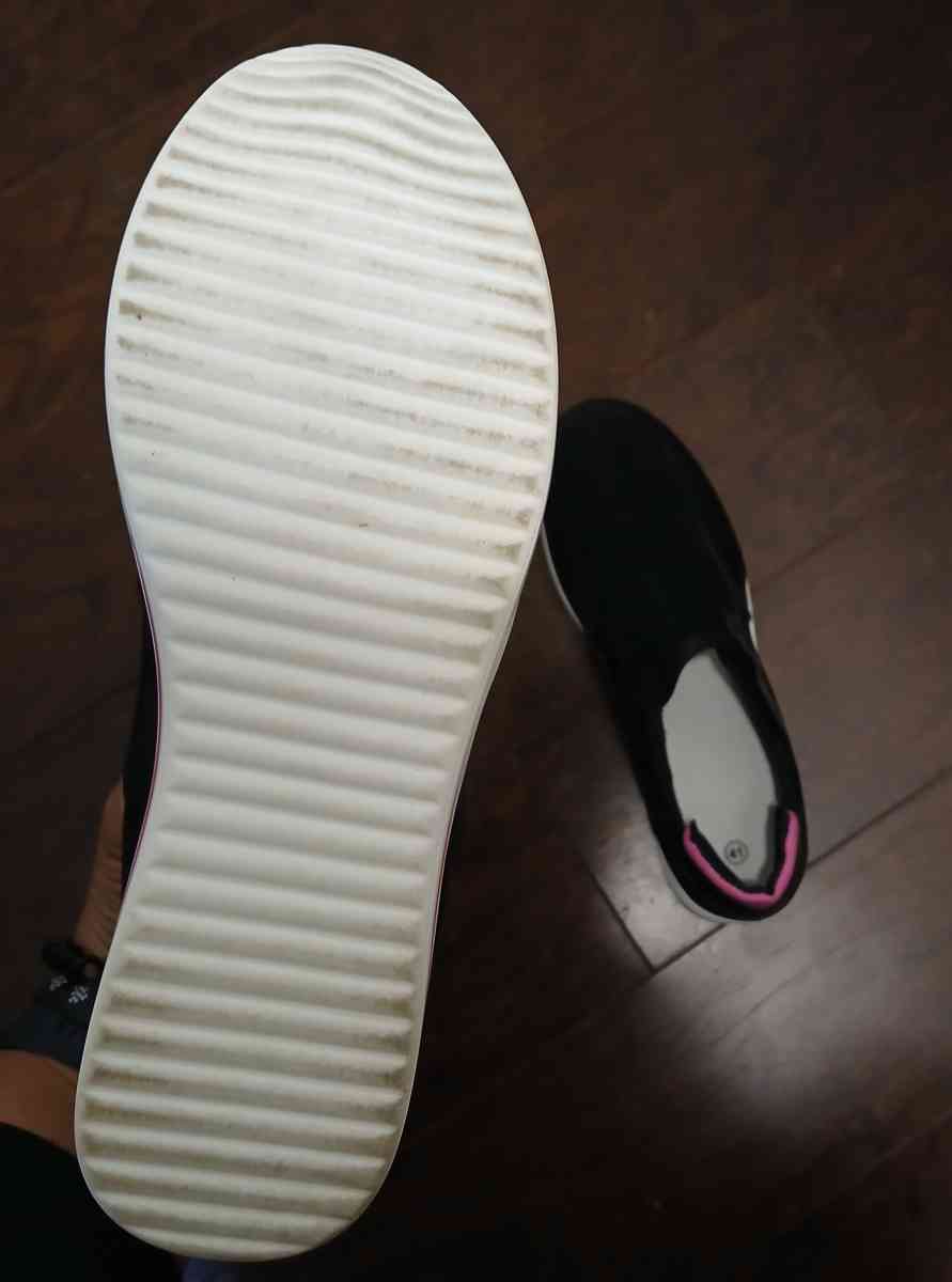 Fashion Black slipon shoes with pink accents Size 8 - Indianapolis, Indiana - FleaMarketBay