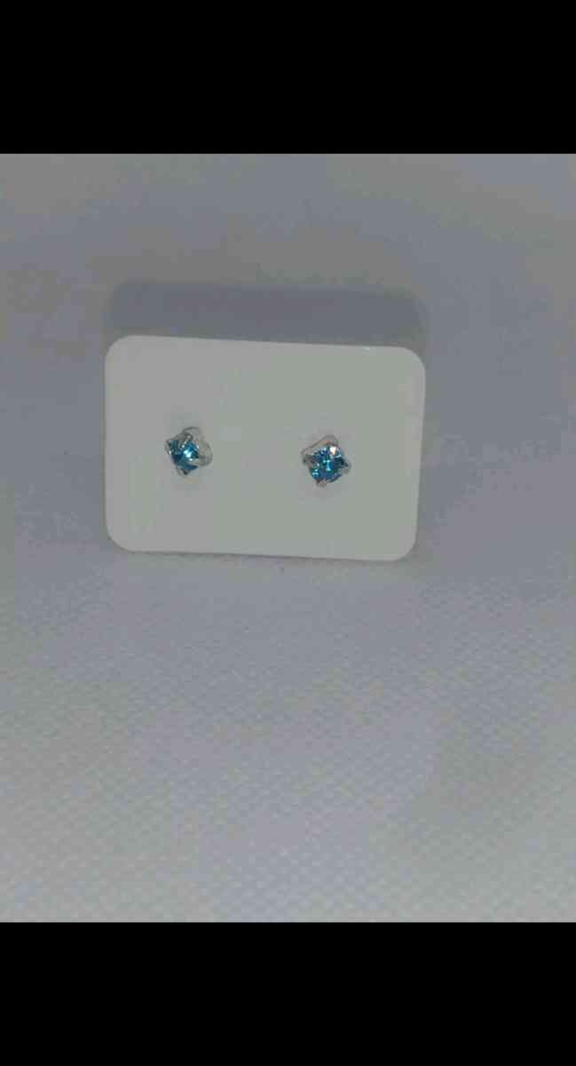 6 Earrings Studs Set Medium - Roanoke, Virginia - FleaMarketBay
