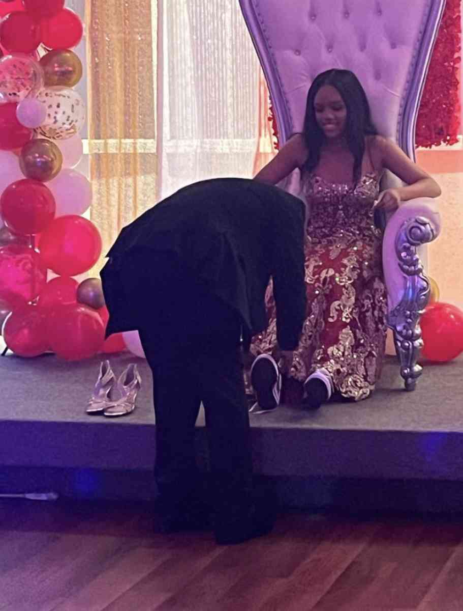 burgundy and gold gorgeous gown - Queens Village, New York - FleaMarketBay