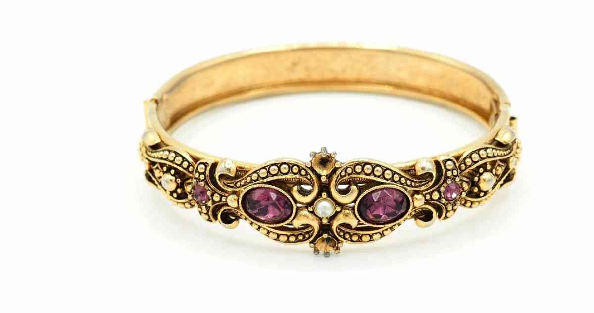 AV0N Vntg 1974 Queensbury Bracelet - Henderson, Nevada - FleaMarketBay