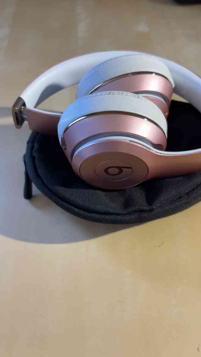 Beats Headphones - West Warwick, Rhode Island - FleaMarketBay