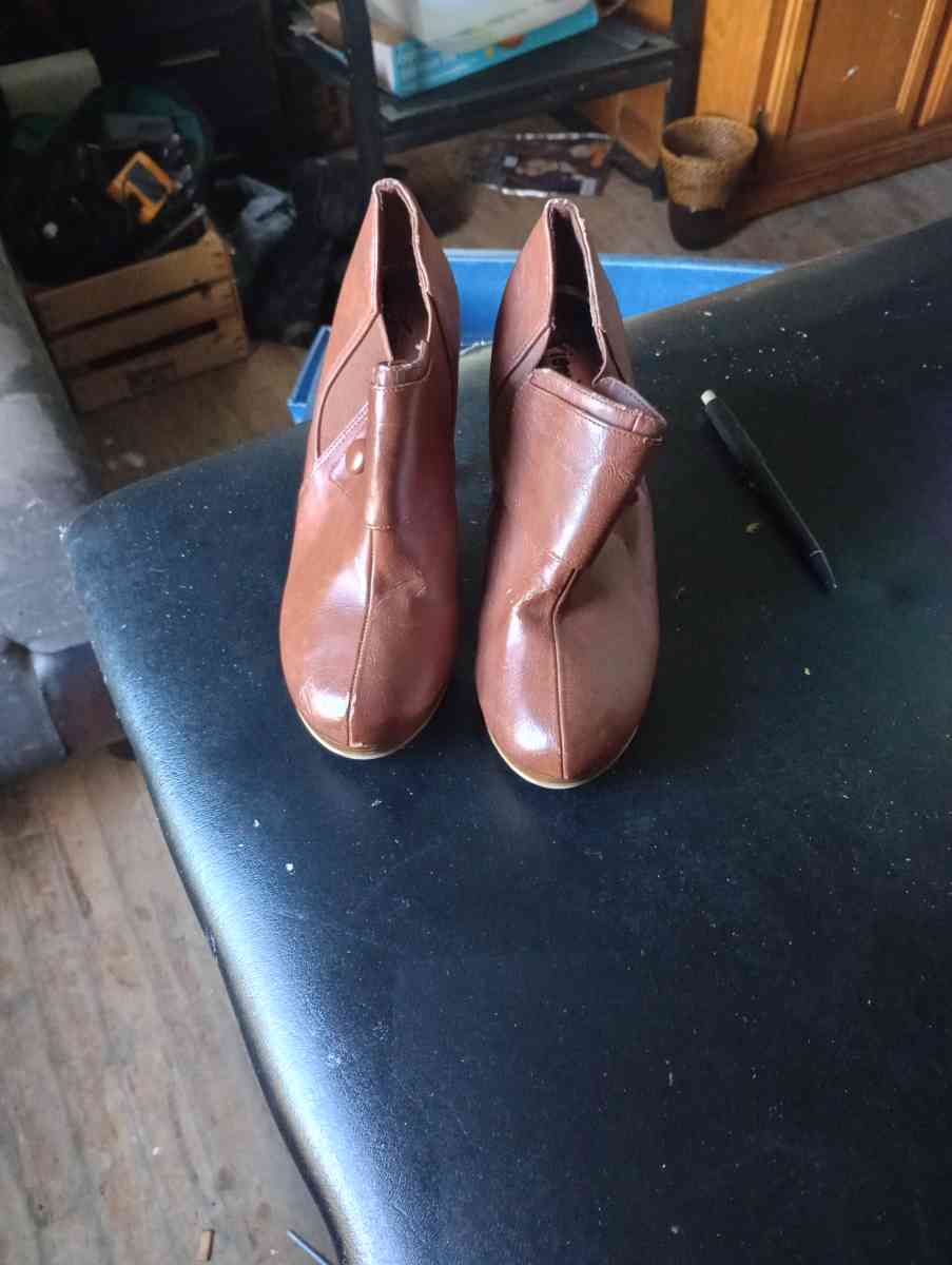 womens shoes and clothes - Saint Joseph, Missouri - FleaMarketBay