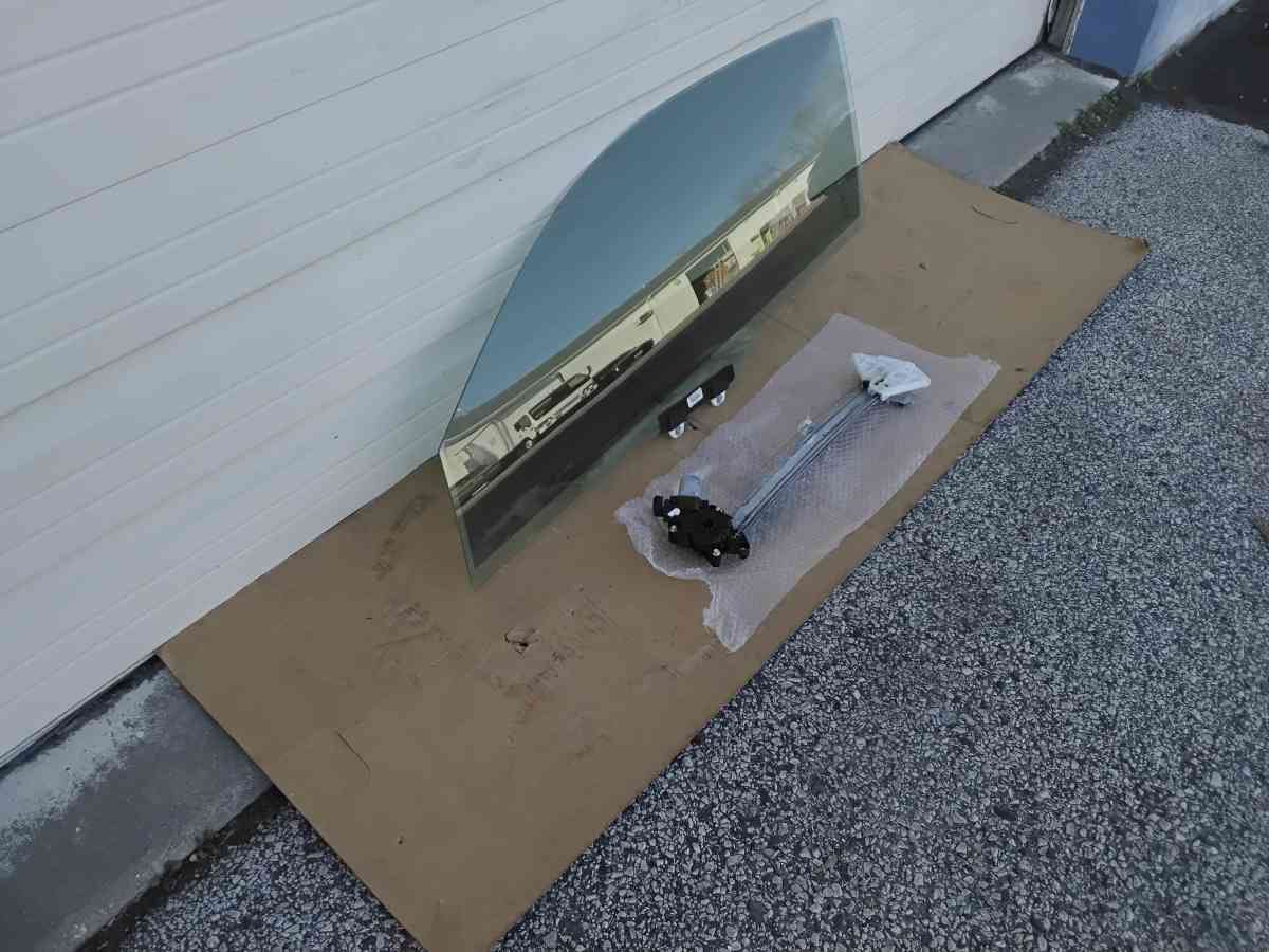 2018 Honda Civic Left Front Door Glass and Window Regulator - Williamstown, New Jersey - FleaMarketBay