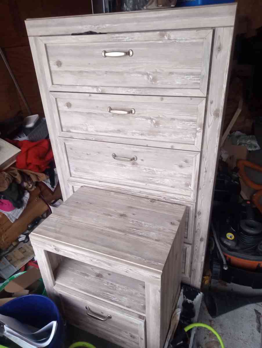 Ashley chest 5 drawer and matching nightstand - Peoria, Illinois - FleaMarketBay