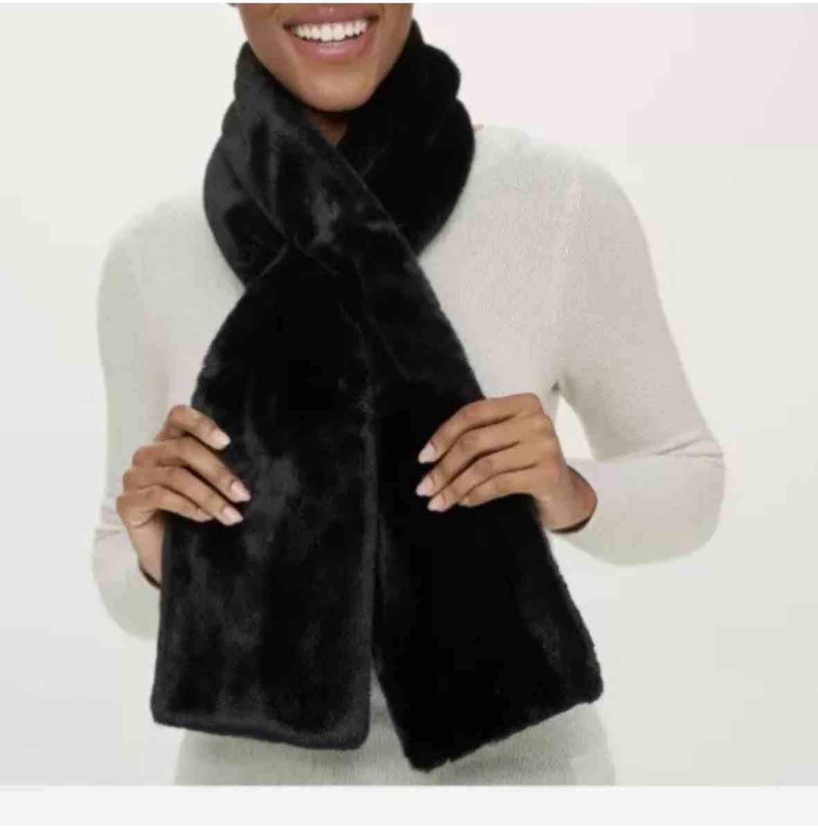 Vera Wang Faux Fur Scarf - Indianapolis, Indiana