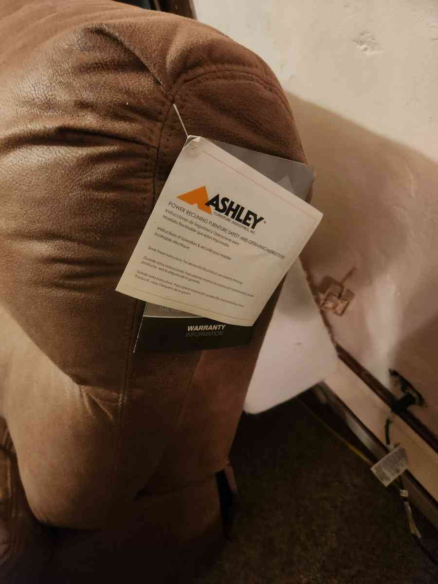 love seat  electric recliners - Eddyville, Nebraska - FleaMarketBay