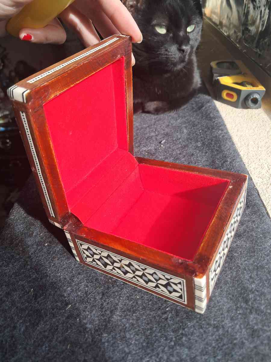 Antique Handcrafted Mother of Pearl Trinket Box - Lake Havasu City, Arizona - FleaMarketBay