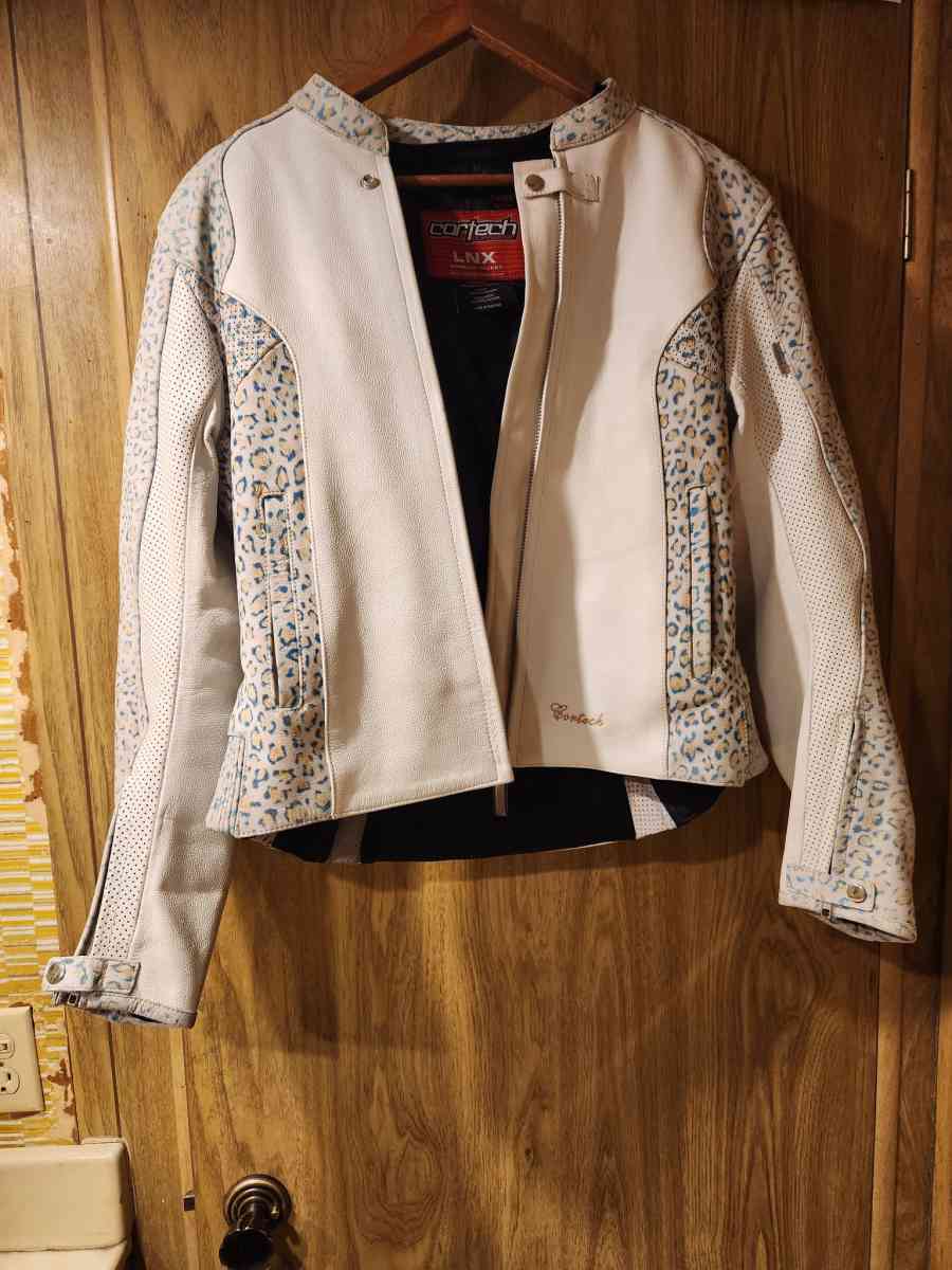 cortech LNX white with emerald coloring on sleeves - Cathedral City, California