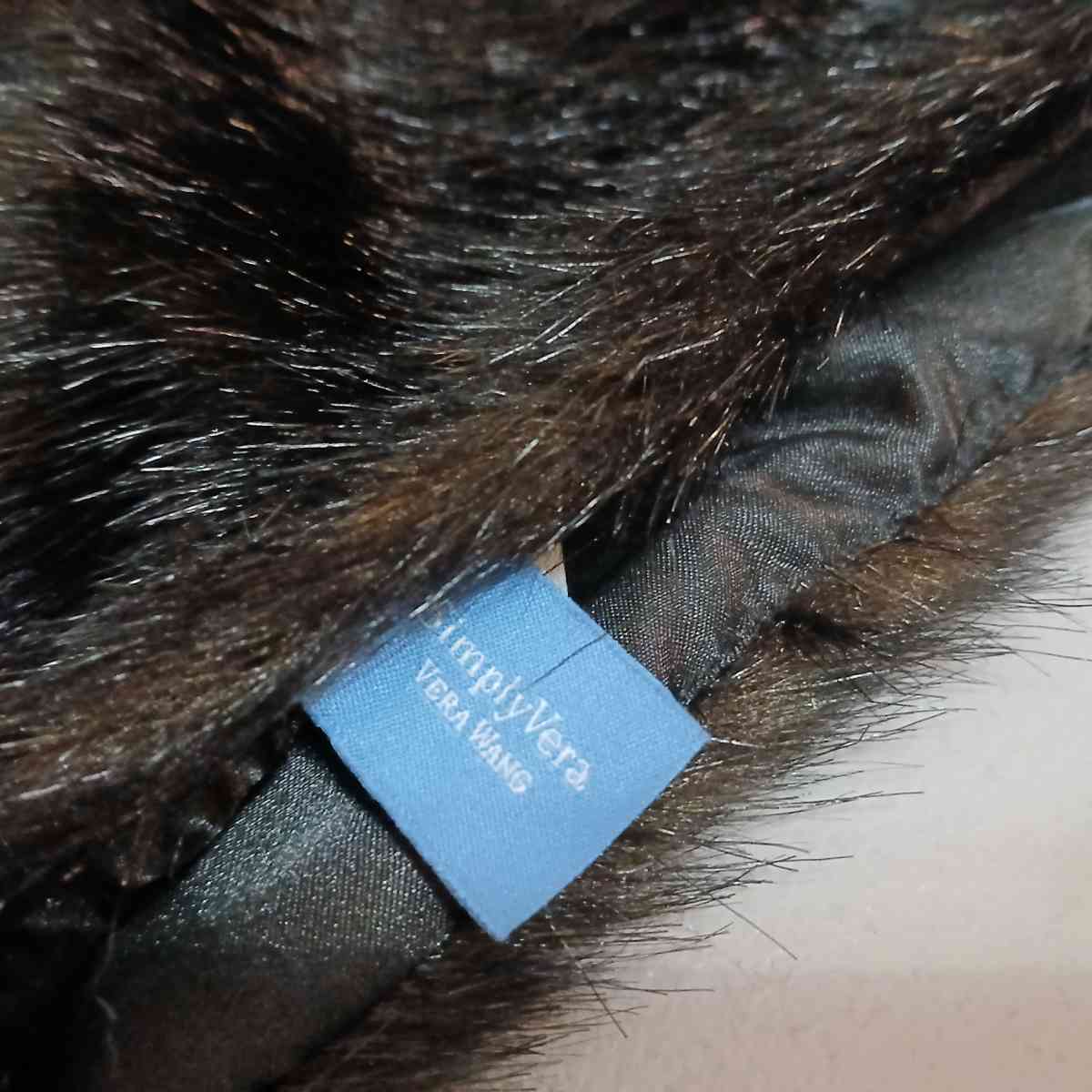 Vera Wang Faux Fur Scarf - Indianapolis, Indiana - FleaMarketBay