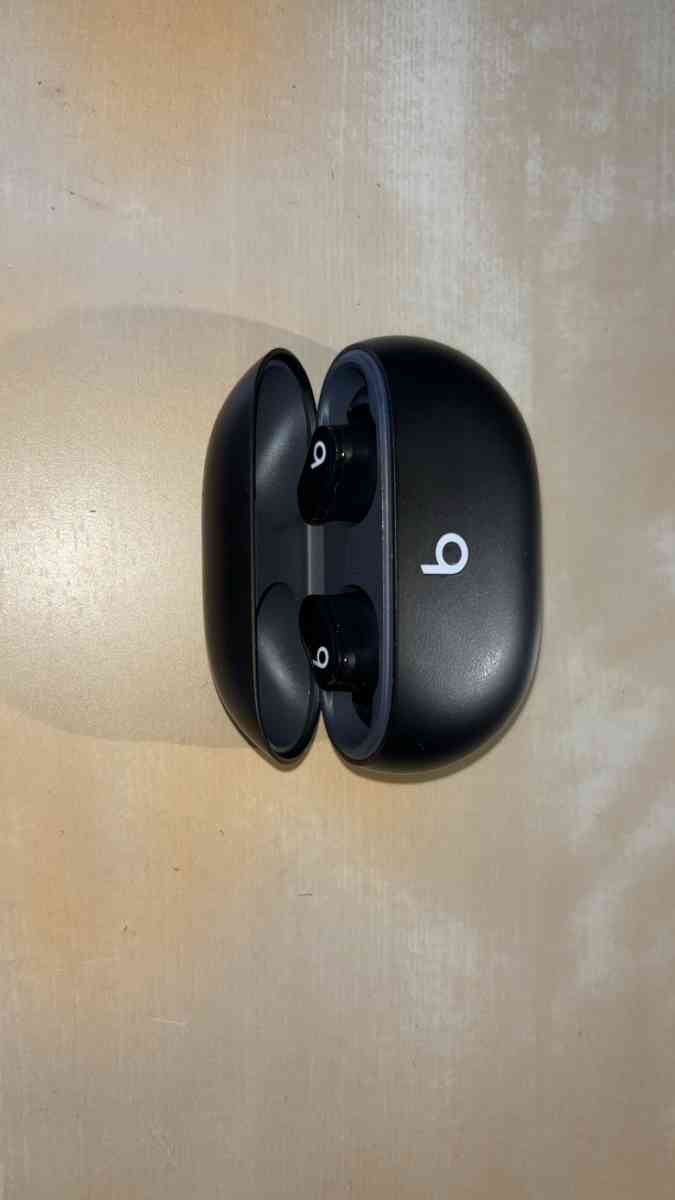 Beats by Dre Bluetooth Earbuds - West Warwick, Rhode Island - FleaMarketBay