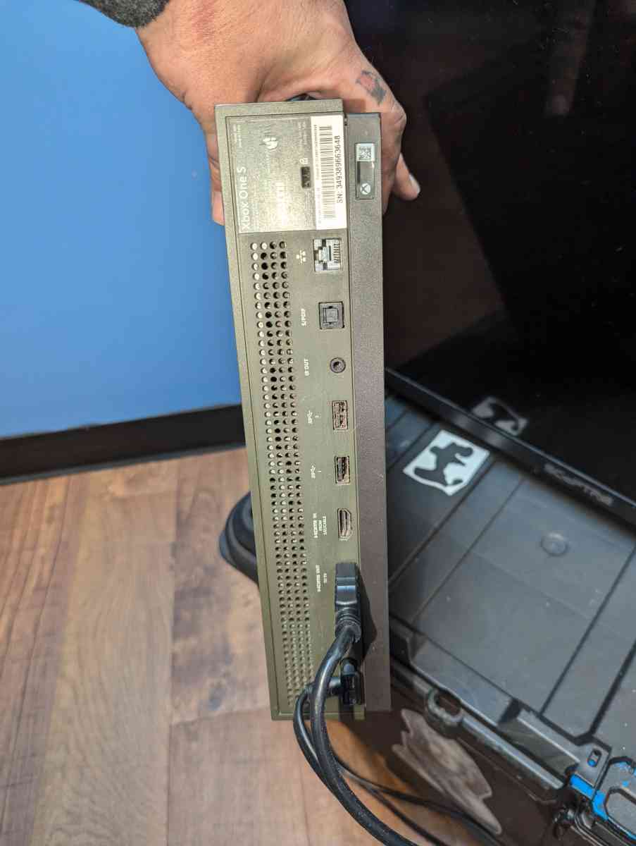 battlefield edition 1tb Xbox one with elite series controlle - Lexington, South Carolina - FleaMarketBay