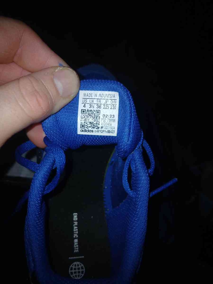 Adidas boys shoes size 5 like brand new - Jasper, Alabama