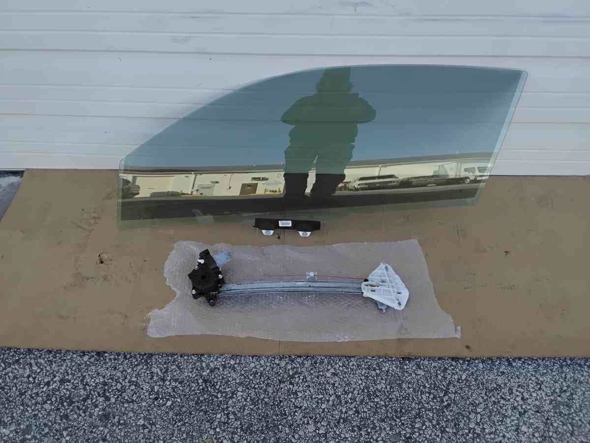 2018 Honda Civic Left Front Door Glass and Window Regulator - Williamstown, New Jersey