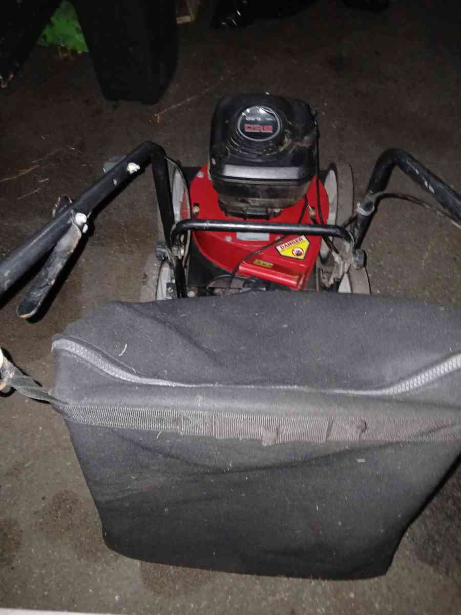 Briggs n Stratton leaf sucker - Methuen, Massachusetts - FleaMarketBay