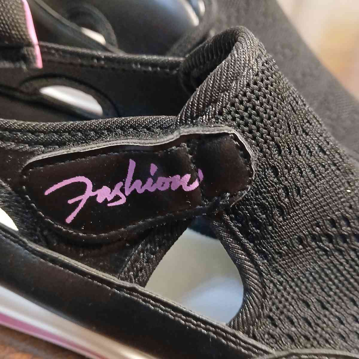 Fashion Black slipon shoes with pink accents Size 8 - Indianapolis, Indiana - FleaMarketBay