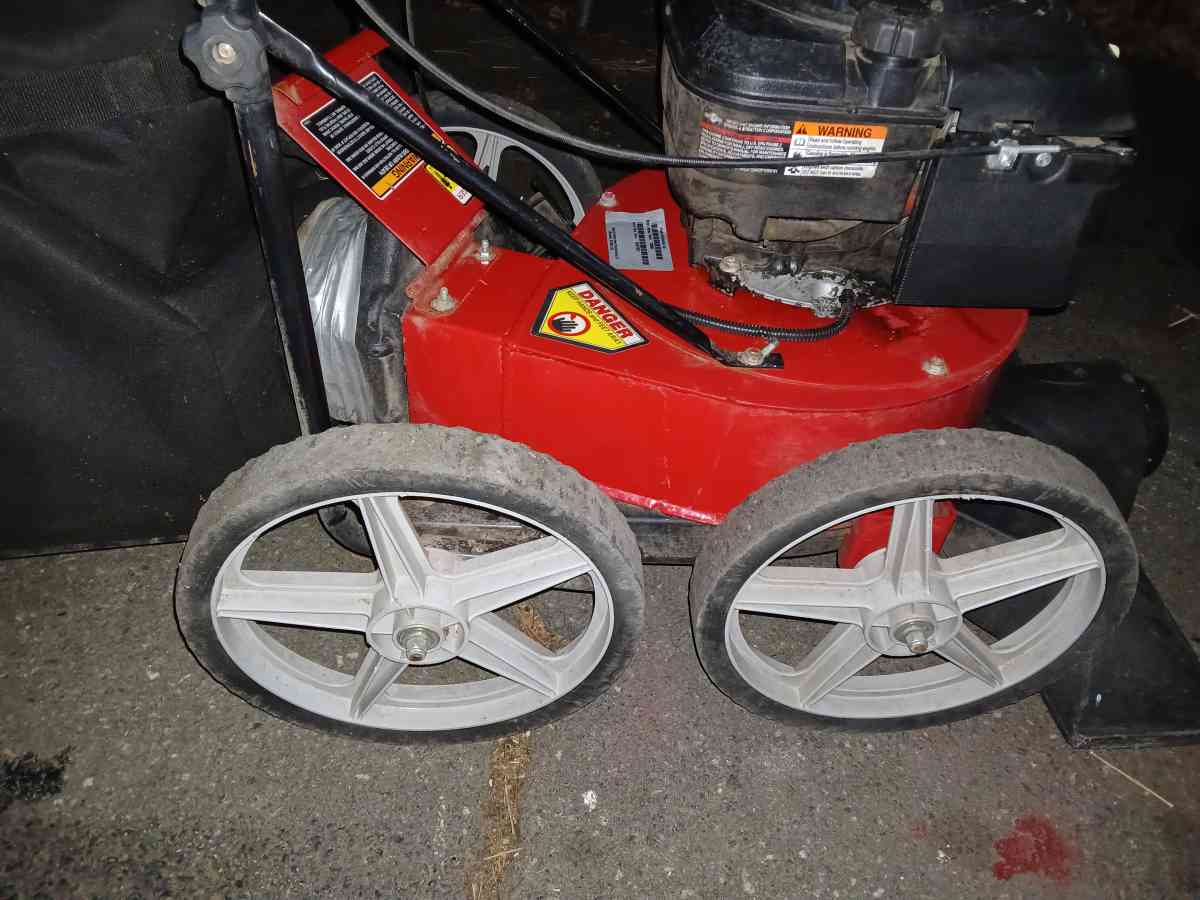 Briggs n Stratton leaf sucker - Methuen, Massachusetts