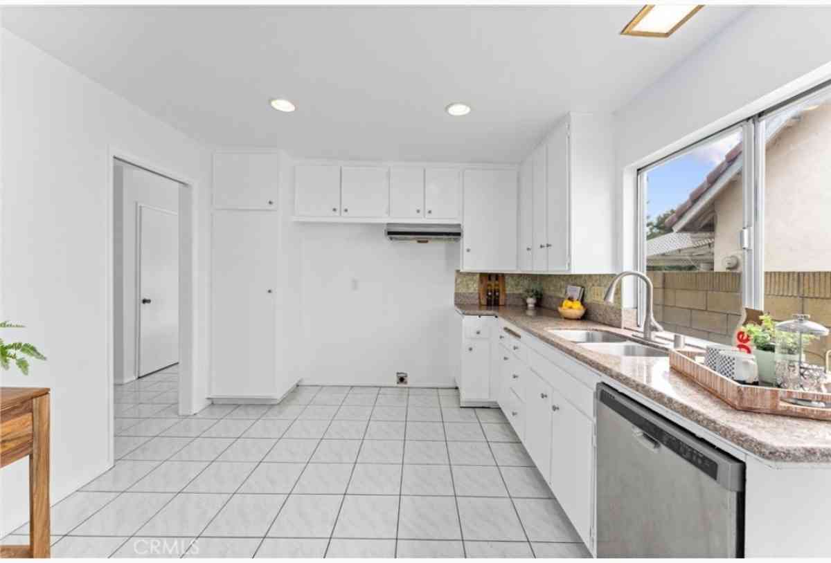Single Family House for rent - Irvine, California - FleaMarketBay