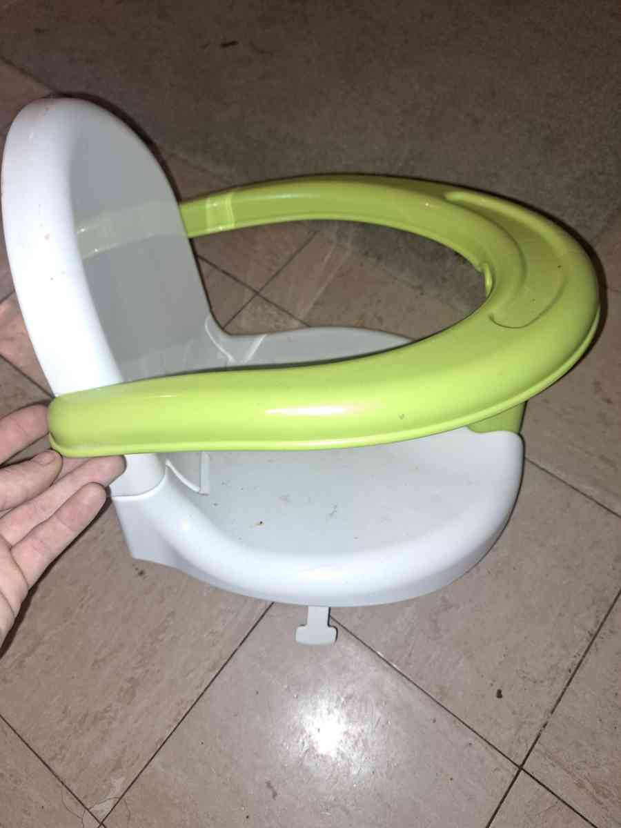 Bath chair and Car seat - Portsmouth, Ohio - FleaMarketBay