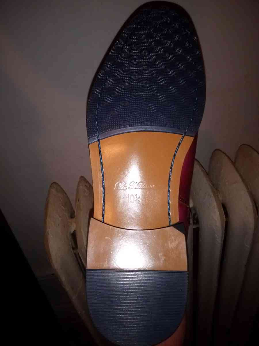SELLING MY BRAND NEW NEVER USED LA MILANO BURGUNDY SHOES - Staten Island, New York - FleaMarketBay