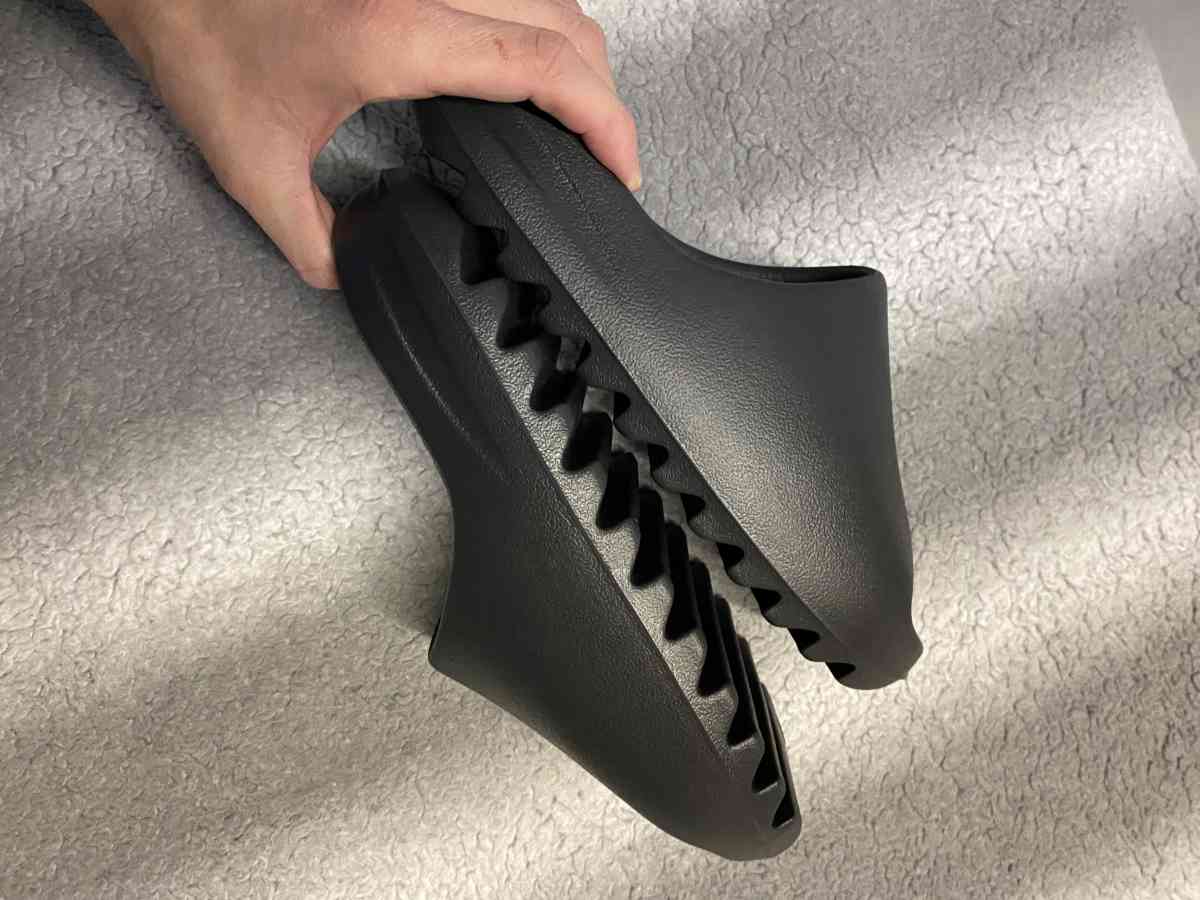 Yeezy Slide Onyx Size 11 - Kenilworth, New Jersey - FleaMarketBay