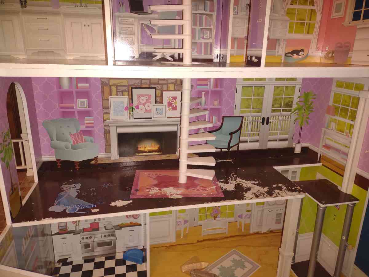 Barbie house 4 ft tall - San Antonio, Texas - FleaMarketBay
