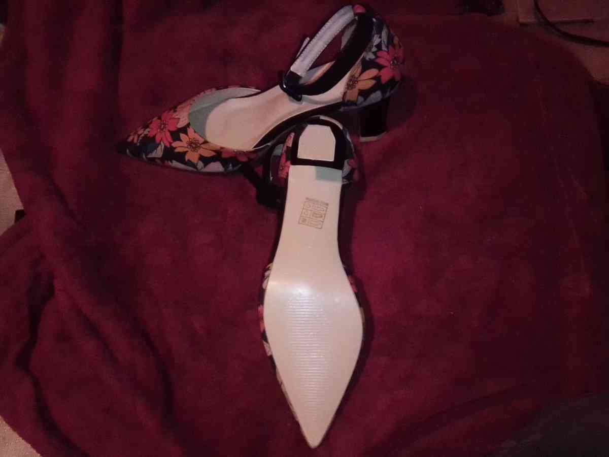 floral hells never worn - Orange Lake, Florida