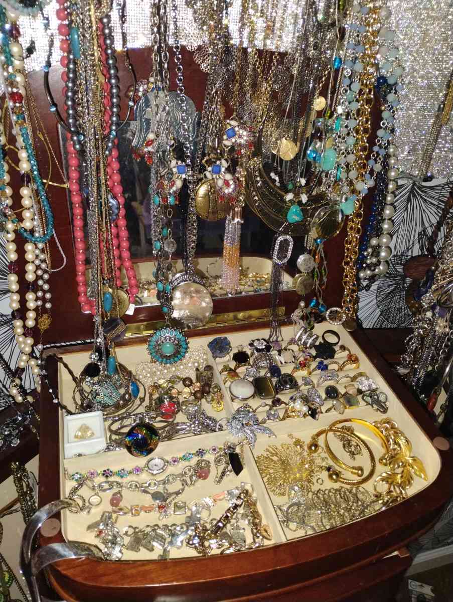 10lbs of jewelry - Orange Park, Florida - FleaMarketBay