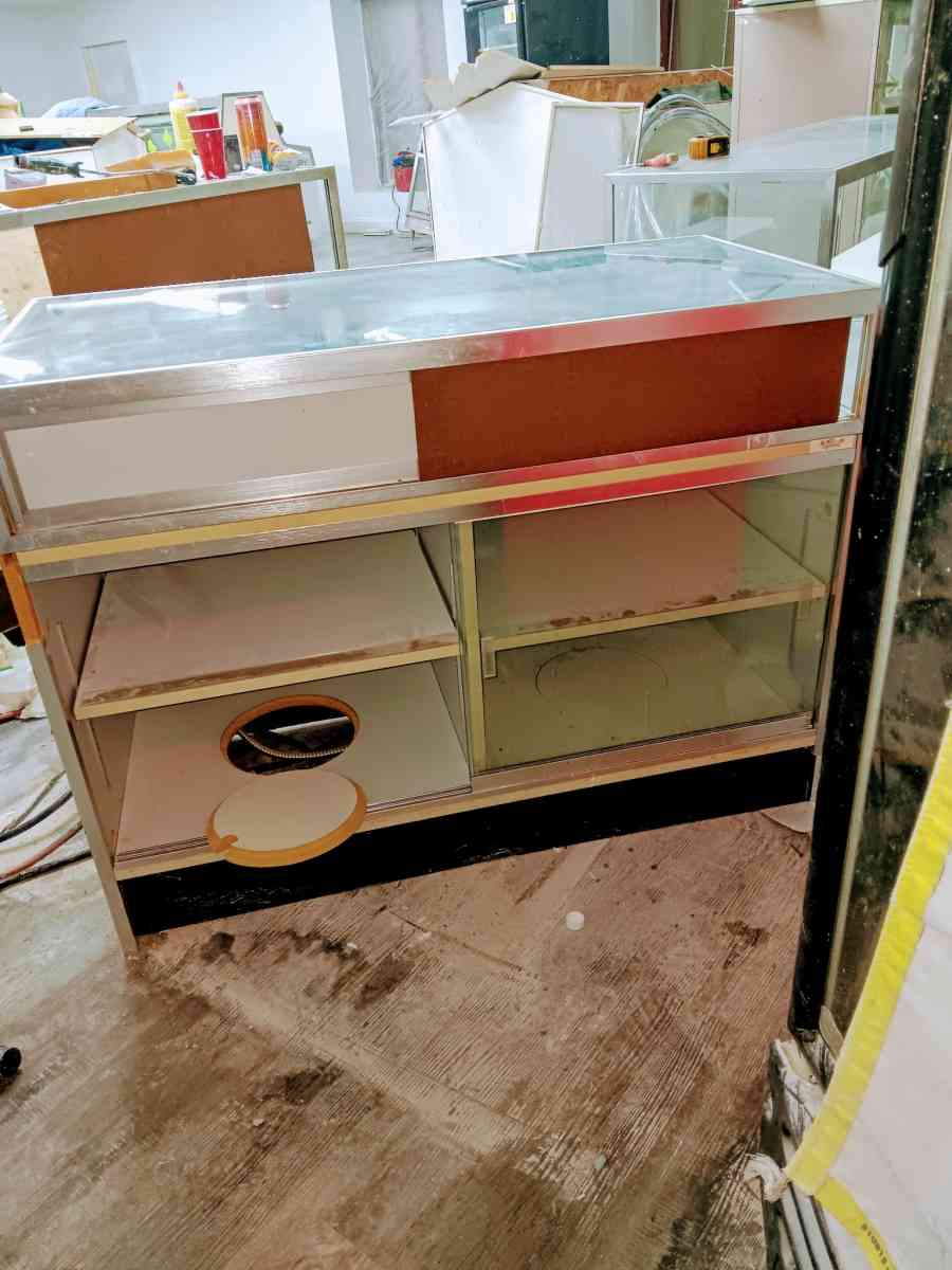 Glass Display cases with lights - Lansing, Michigan - FleaMarketBay