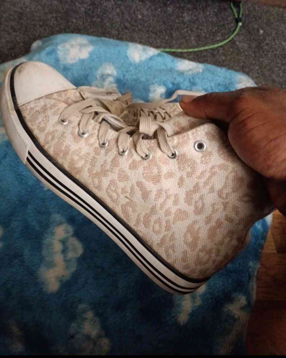 Womens shoes size 11 - Laurel, Mississippi - FleaMarketBay