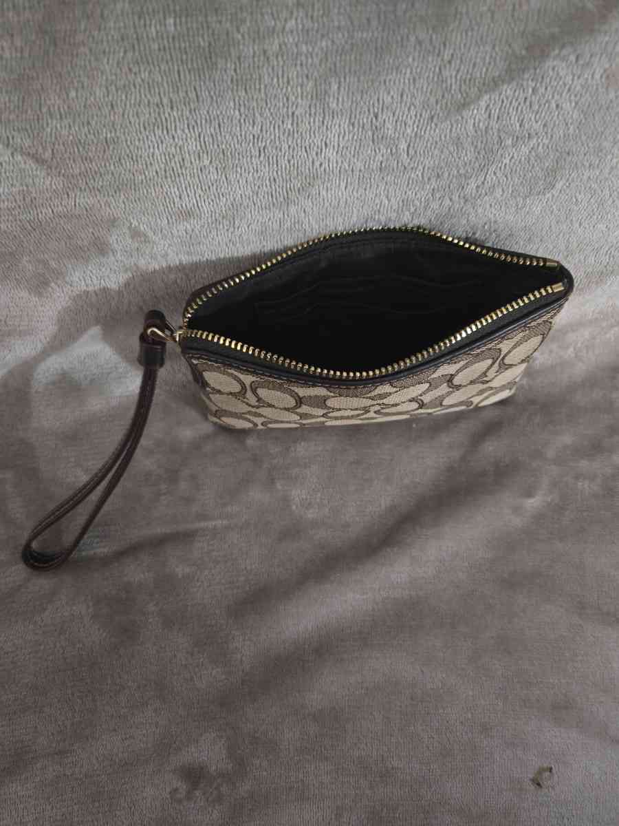 COACH CORNER ZIP WRISTLET IN SINATURE CANVAS KHAKI BROWN F58 - Hialeah, Florida - FleaMarketBay