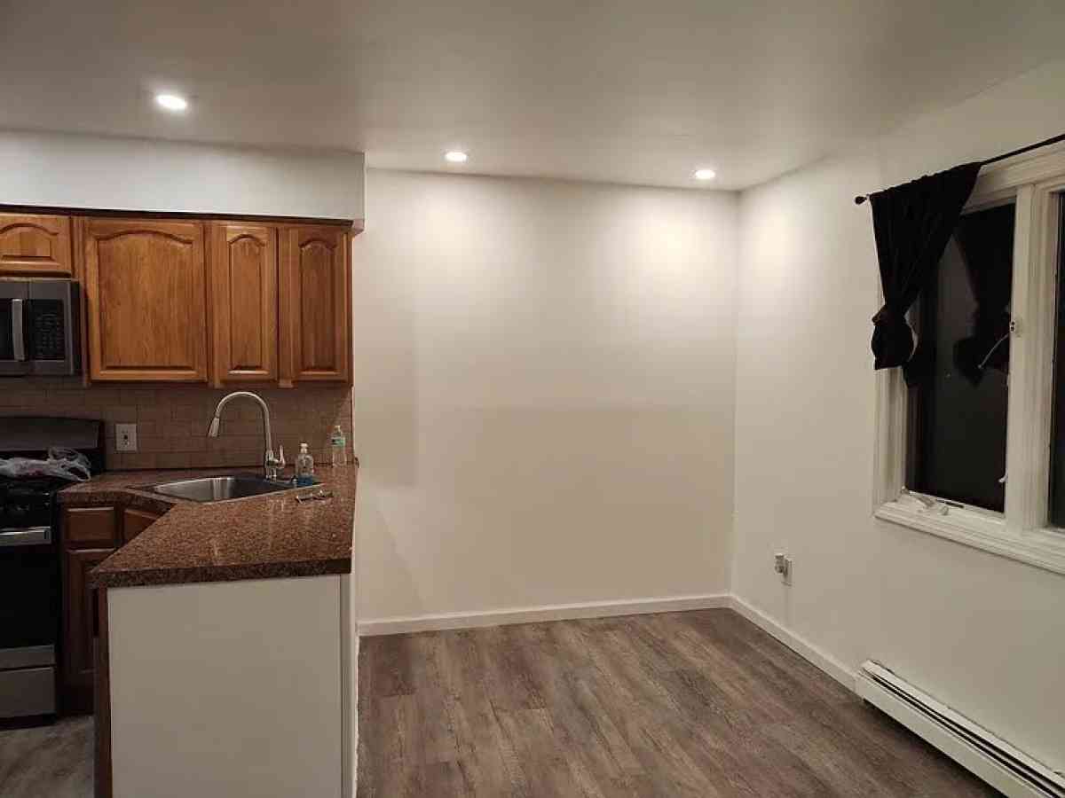 house for rent - Staten Island, New York - FleaMarketBay