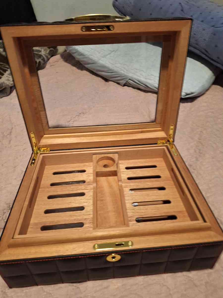 Humidor cigar box with humidifier and key - San Antonio, Texas - FleaMarketBay