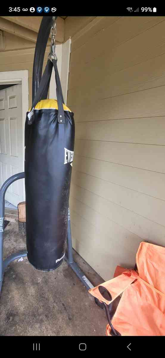 100lb everlast punching bag with 8ft metal everlast stand - Texarkana, Texas