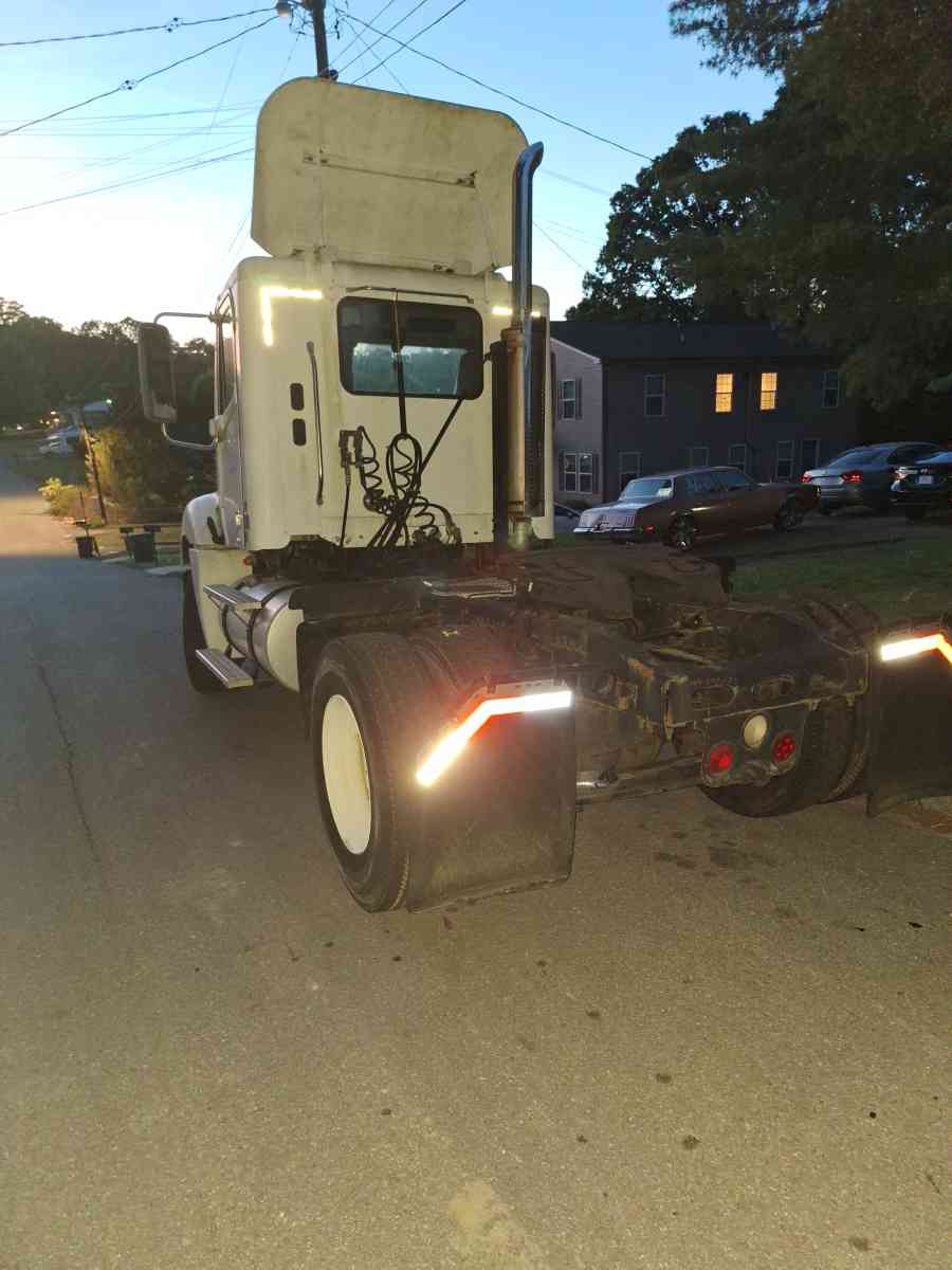 2007 freightlinner  columbia - Chattanooga, Tennessee - FleaMarketBay
