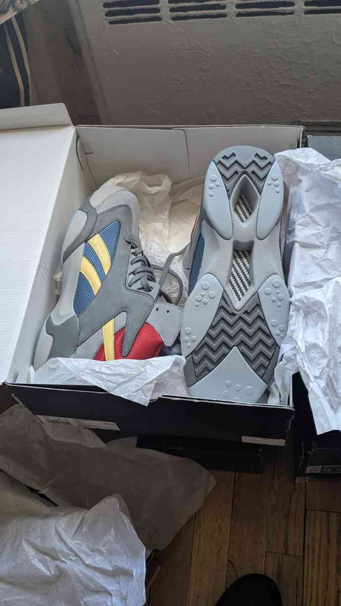 official sneakers - Brooklyn, New York - FleaMarketBay