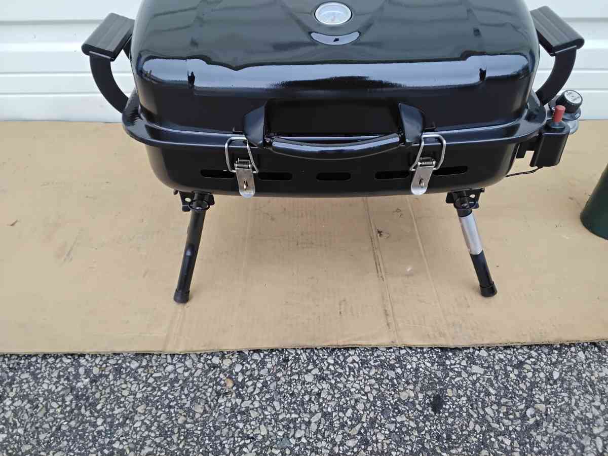 Black Portable Propane Gas Grill 2 Full Propane Tanks New - Williamstown, New Jersey - FleaMarketBay