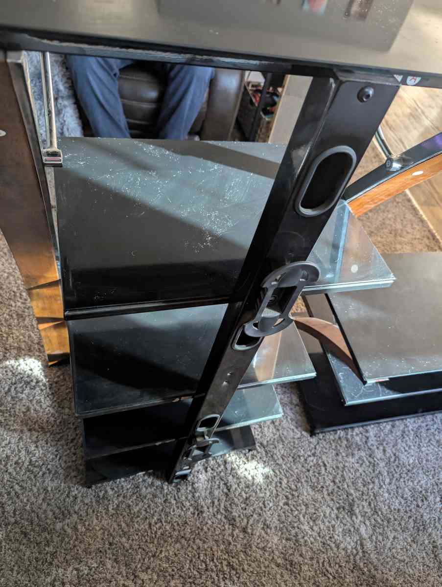 TV stands and shelves - Hillsboro, Oregon - FleaMarketBay