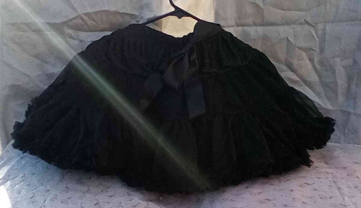 4 to 5yrs Black TuTu Pettiskrt NWT Button Cinchers - Dallas, Texas - FleaMarketBay
