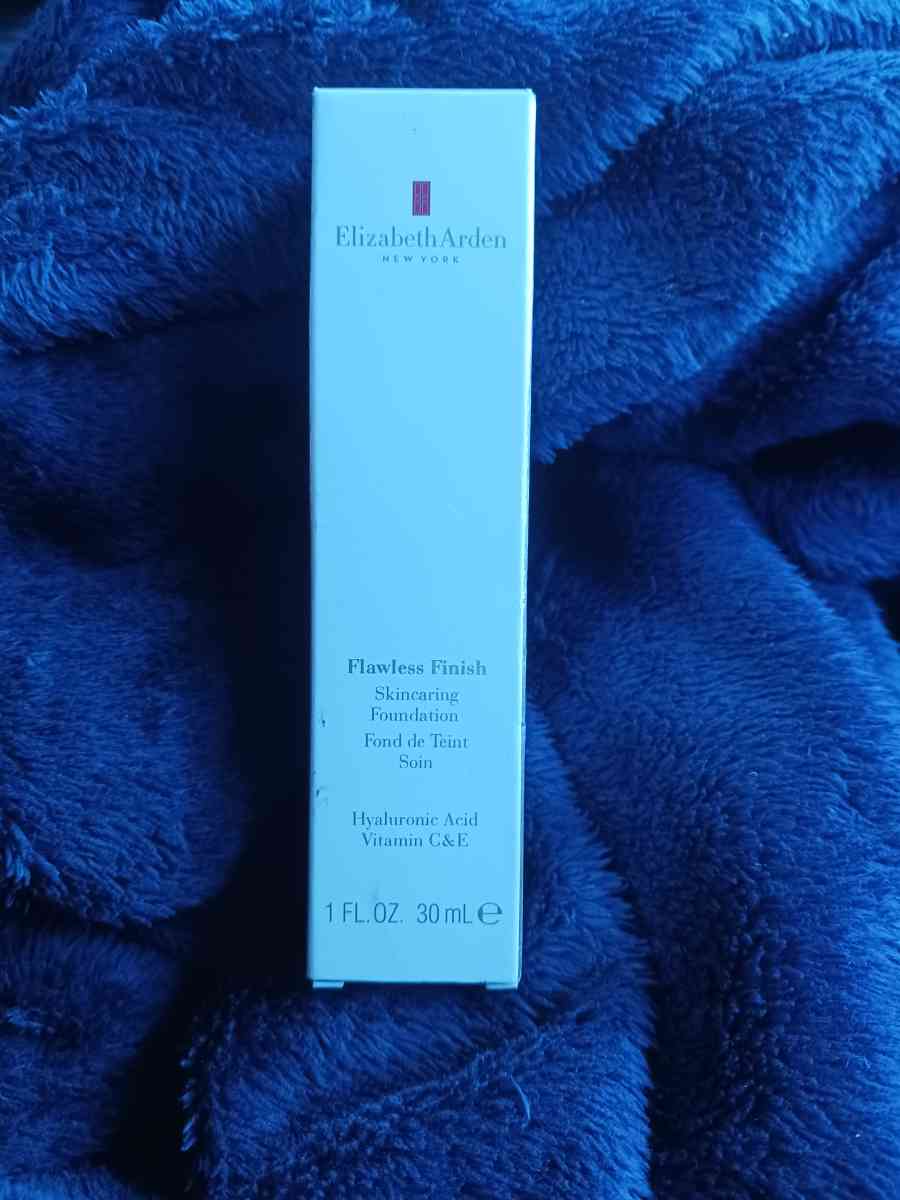 Elizabeth Arden Flawless finish foundation  520w - Hanford, California