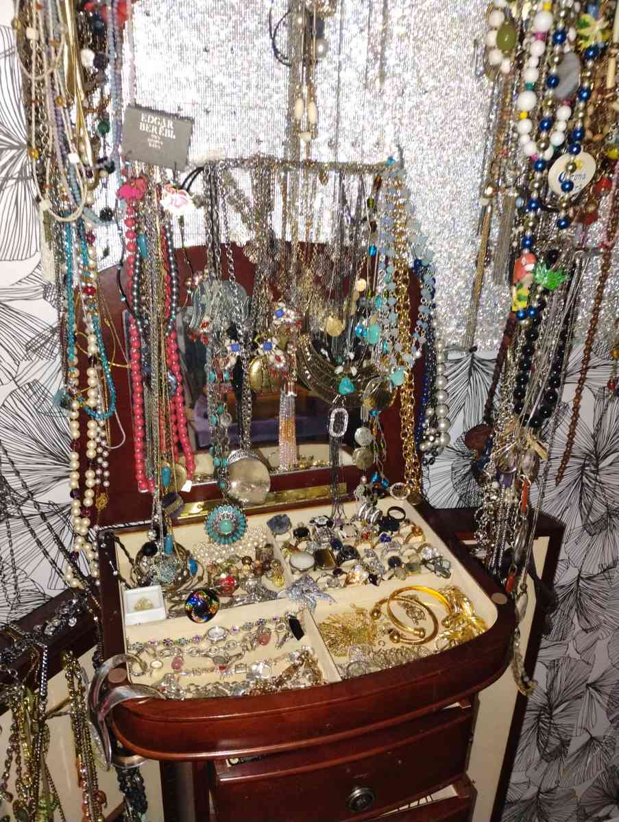 10lbs of jewelry - Orange Park, Florida - FleaMarketBay
