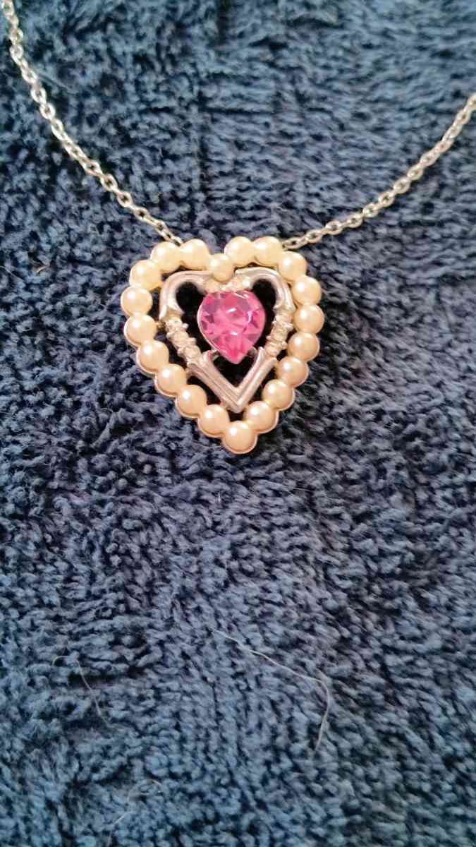 Vintage Avon Pink Heart Necklace - Greenville, Illinois - FleaMarketBay