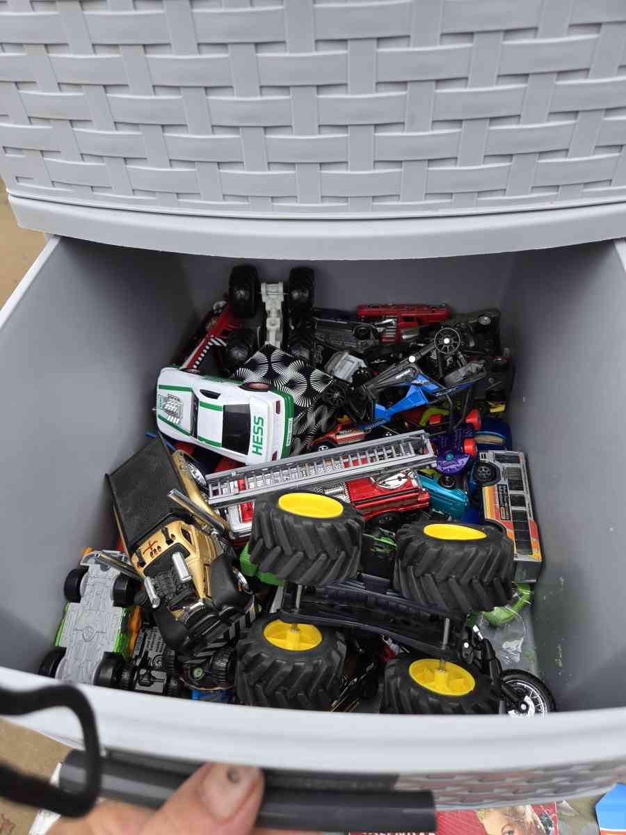 Very old hot whels - Jenks, Oklahoma - FleaMarketBay