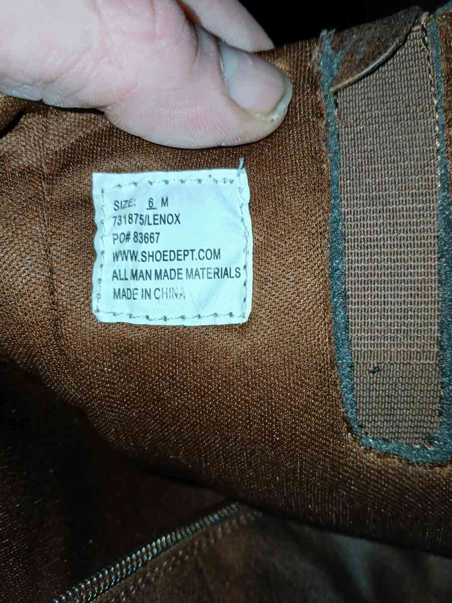 a pair of women boots size 6 and a womens medium jacket tree - Jasper, Alabama - FleaMarketBay