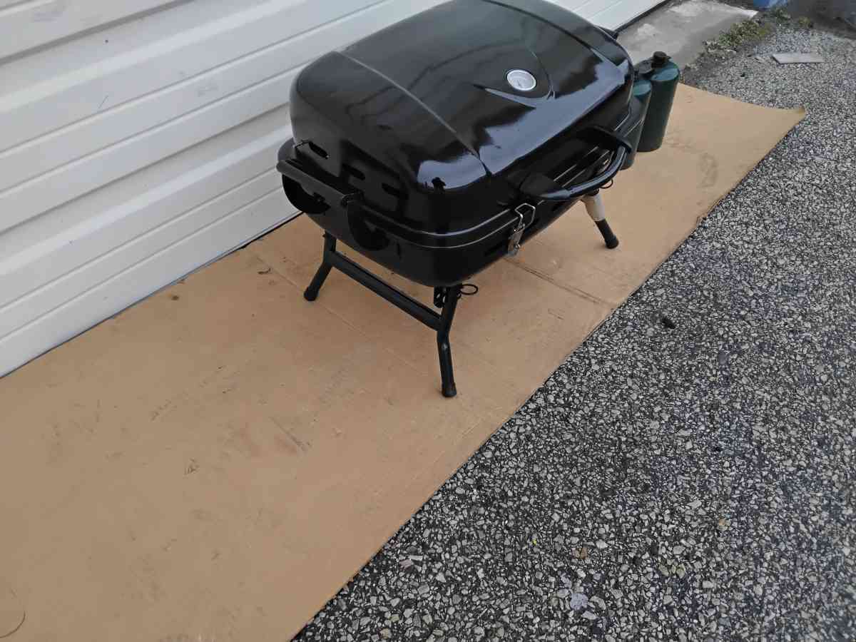 Black Portable Propane Gas Grill 2 Full Propane Tanks New - Williamstown, New Jersey - FleaMarketBay