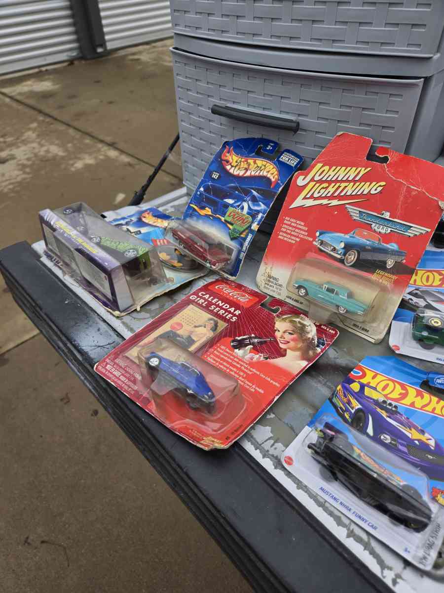 Very old hot whels - Jenks, Oklahoma - FleaMarketBay