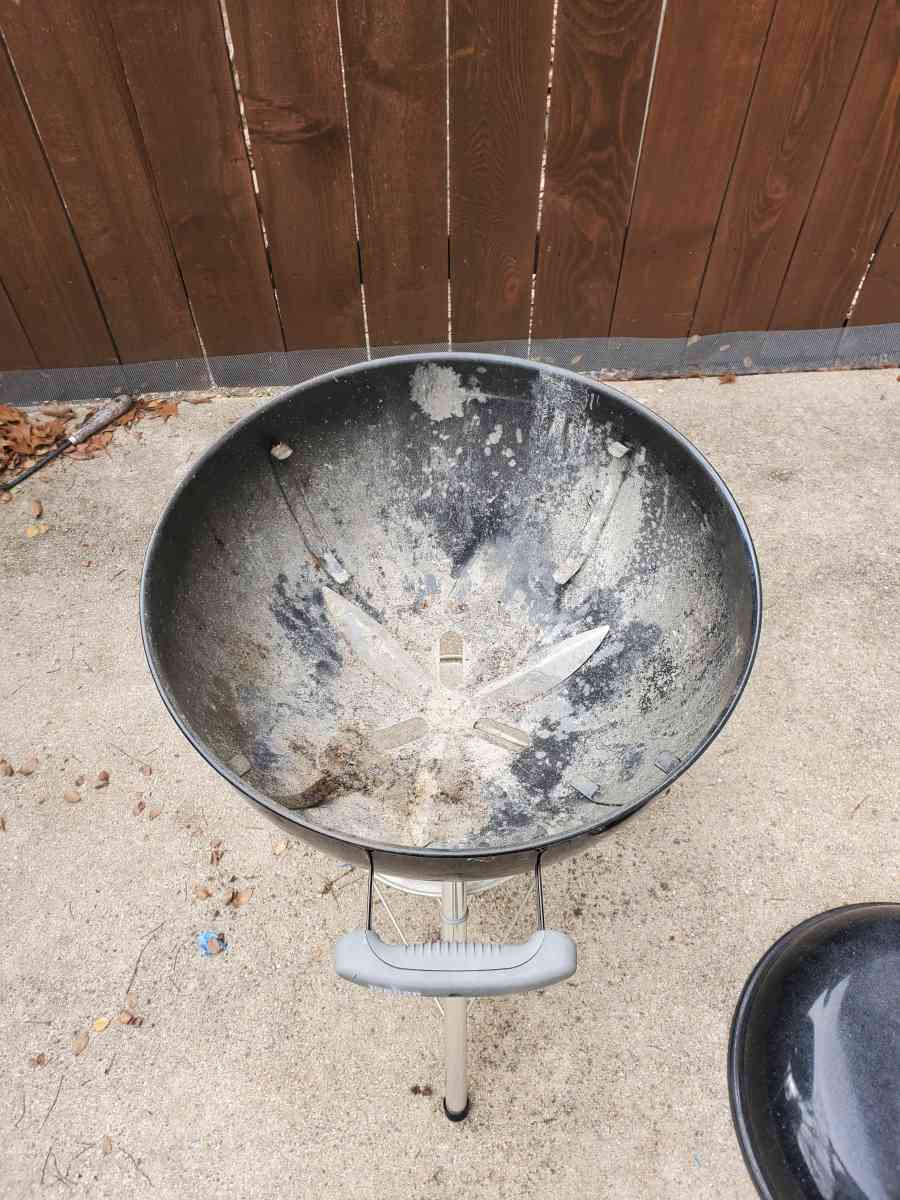 Weber  Charcoal Grill Needs New Grate - Plano, Texas - FleaMarketBay