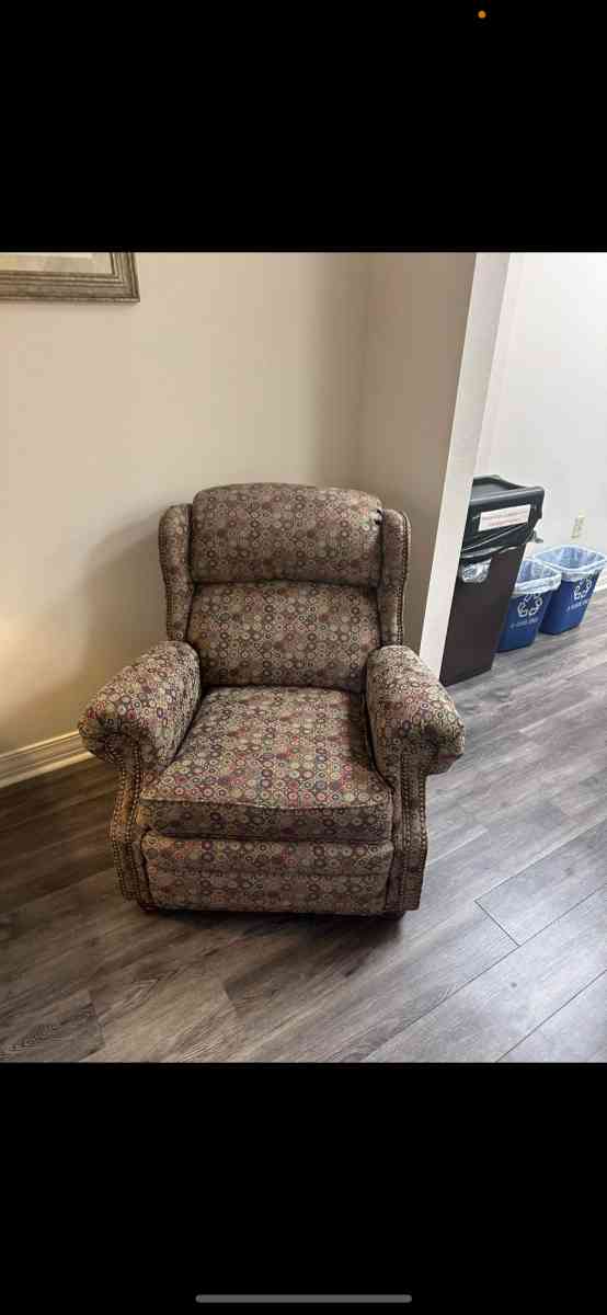 Chair - Kissimmee, Florida - FleaMarketBay