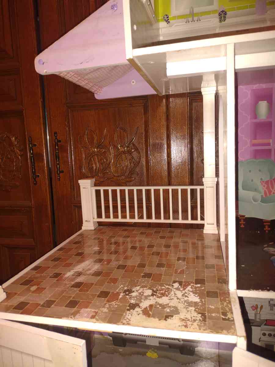 Barbie house 4 ft tall - San Antonio, Texas - FleaMarketBay