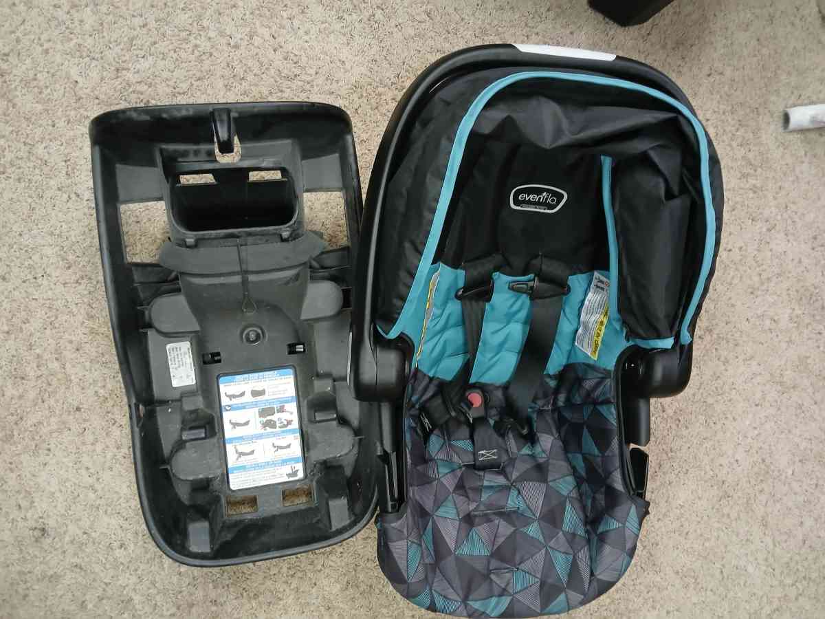 evenflo carseat with base - Wyoming, Michigan - FleaMarketBay