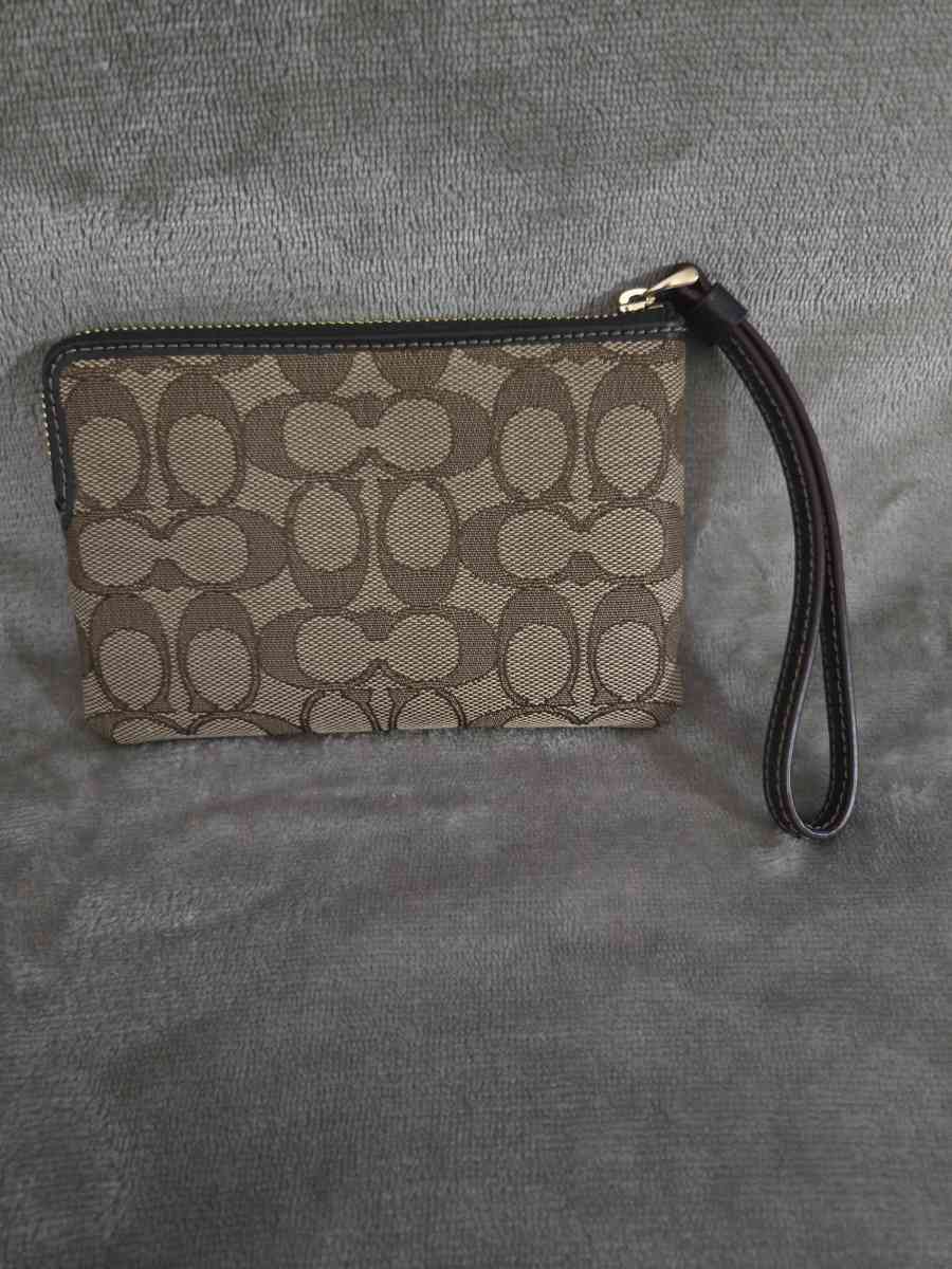 COACH CORNER ZIP WRISTLET IN SINATURE CANVAS KHAKI BROWN F58 - Hialeah, Florida - FleaMarketBay
